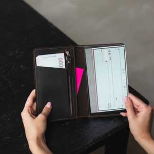 Funda de Cuero Genuino para Chequera, Personalizada con Marca, con 2 Bolsillos, Impermeable, Porta Cheques - Product Image 1