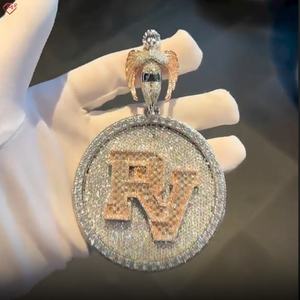 จี้เพชรโมอิสซาไนต์ทรงกลม CONCEPTION Hiphop ตัวอักษร VVS เงินแท้ 925 ประดับเพชรโมอิสซาไนต์สองสี - Product Image 1