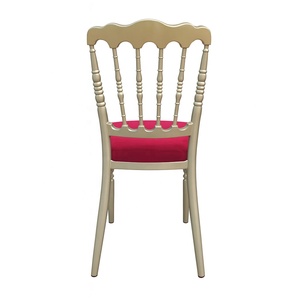 Chaise <span class=keywords><strong>de</strong></span> banquet Napoléon en or avec coussin rouge Chaise <span class=keywords><strong>de</strong></span> <span class=keywords><strong>salle</strong></span> à manger empilable en métal <span class=keywords><strong>pour</strong></span> événement <span class=keywords><strong>de</strong></span> <span class=keywords><strong>mariage</strong></span> <span class=keywords><strong>pour</strong></span> hall d'hôtel et <span class=keywords><strong>de</strong></span> <span class=keywords><strong>restaurant</strong></span> - Product Image 3