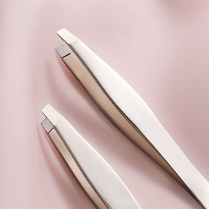 Pince à épiler professionnelle de précision dorée incurvée pour sourcils, en acier inoxydable personnalisé, de luxe, écologique, pour l'épilation du visage, plate et inclinée - Product Image 1