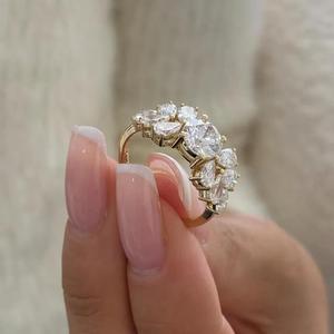 Anillo de compromiso de diamante de corte ovalado en oro amarillo macizo con piedra lateral en forma de pera, anillo de diamante cultivado en laboratorio, anillo de boda solitario para ella. - Product Image 2