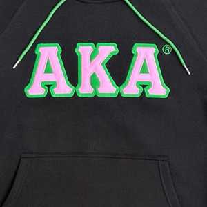 AKA เสื้อฮู้ดสีดำพรีเมียมสำหรับผู้หญิง ปักตัวอักษรกรีก เสื้อพูลโอเวอร์ผ้าฟลีซเนื้อนุ่ม สวมใส่สบาย มีสไตล์ - Product Image 6