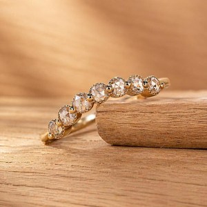 Bague empilable en or massif 10K 14K 18K avec sept pierres de diamant de laboratoire taille ronde et moissanite, idéale pour anniversaire ou mariage - Product Image 3