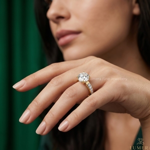 Anillo de Moissanita de Corte Redondo con Diamantes de Acento en Oro de 9KT, 10KT, 14KT y 18KT - Product Image 5