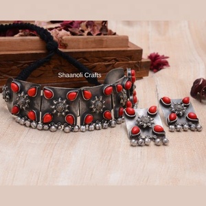 Collar choker tribal hecho a mano en India con un estilo bohemio, pulido plateado antiguo y piedras preciosas, joyería de diseño para uso familiar. - Product Image 3