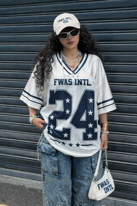 Camiseta Deportiva Moderna Personalizada con Pedrería Rosa Brillante, Camiseta con Cuello en V y Gráficos de Pedrería con Número Personalizado, Camiseta de Fútbol Americano - Product Image 3