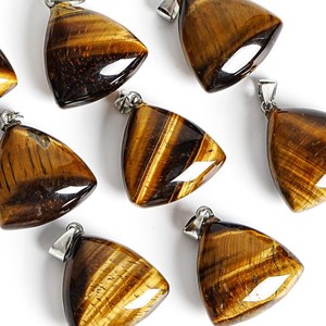 Colgante de Piedra Natural Ojo de Tigre Pulido en Forma de Lágrima Triangular para Fabricación de Joyas al por Mayor - Product Image 3