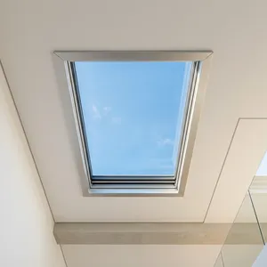 Una ventana de techo de vidrio transparente en un techo de tejas oscuras trae luz solar brillante y limpia dentro del hogar acogedor para que las habitaciones se sientan grandes y cálidas. - Product Image 4