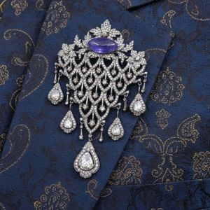 Broches unisexes plaquées or avec tanzanite et diamants, également connues sous le nom de colliers - Product Image 3