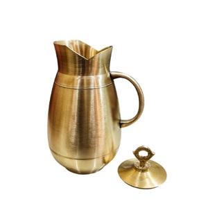Carafe artisanale en laiton finition mate, motif Pital en relief, pour eau, vaisselle traditionnelle, pichet de rangement pour la maison et la salle à manger - Product Image 1