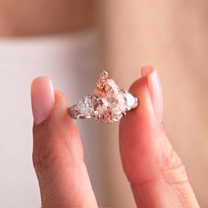 Anillo de compromiso único y elegante con diamante rosa en forma de pera cultivado en laboratorio, chapado en oro, con piedras laterales de media luna y base con halo oculto. - Product Image 3