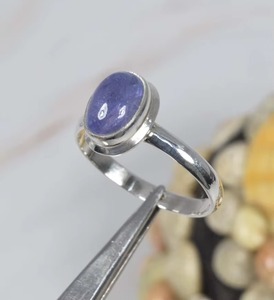 Anillo de Tanzanita Natural Ovalada Lisa Tallada en Plata de Ley 925, Anillo de Moda con Gema Genuina de Tanzanita para Mujer - Product Image 6