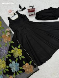 Ensemble Anarkali en crêpe naturel de créateur, uni et évasé, avec pantalon à taille élastique et dupatta en soie imprimée et ornée – Exportateur indien - Product Image 5