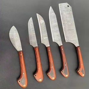 Lot de 5 couteaux de chef écologiques ambidextres avec manche en bois de rose courbé et lame en acier Damas de 6 à 7,9 pouces - Product Image 1