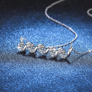 AMBER JEWELS Collar Clásico con Colgante de Acero Inoxidable Chapado en Oro de 18K, con Circonita Cúbica Ovalada y Cadena de Serpiente, Unisex - Product Image 1