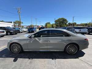 sedán ejecutivo de lujo estilo S580 usado del 2023 - Product Image 1