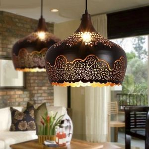 Décoration suspendue au design attrayant, finition dorée, pour hôtels, restaurants et mariages. - Product Image 2