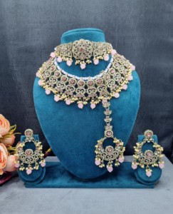 Conjunto nupcial étnico tradicional de doble pieza con gargantilla y collar con incrustaciones de circonitas cúbicas, pendientes Chadbali a juego y Mangtika al por mayor - Product Image 5