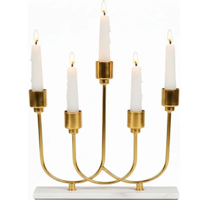 Candélabre à 5 lumières en laiton doré orné de gravures vintage. Centre de table élégant disponible à prix de gros. - Product Image 2
