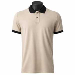 เสื้อเชิ้ตแขนสั้นสีเบจสำหรับผู้ชาย แต่งขอบสีดำ ทรงปกติ สวมใส่สบาย ผ้าถักปิเก้ 100% คอตตอน ระบายอากาศได้ดี มีโลโก้ด้านหน้า - Product Image 3