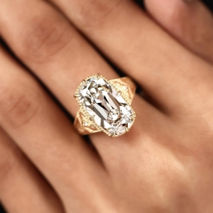 Bague de mariage vintage Art Déco en or 14 carats plaqué rhodium avec diamant de laboratoire taille ancienne mine 5.0 CT, sertie à griffes, taille coussin allongée - Product Image 2