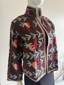 Veste à col mandarin brodée à la main avec motifs floraux, manches longues, pull en coton pour femme, automne, motifs rouges et beiges - Product Image 3
