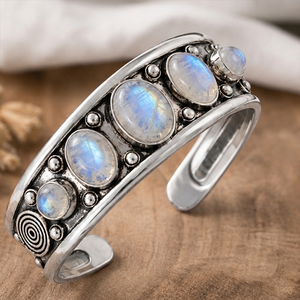Bracelet large artisanal en pierre de lune arc-en-ciel étoilée, fait main en laiton plaqué argent, bijou unisexe classique de créateur - Product Image 5