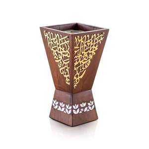 Quemador de incienso de sándalo hecho a mano con caligrafía árabe dorada y diseño con incrustaciones de nácar para uso religioso. - Product Image 1