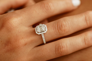 Anillo de Compromiso de Diamante Corte Esmeralda Platino con Engaste Pavé, Joyería Fina de Lujo para Mujer, Certificado GIA, Estilo Geométrico - Product Image 6