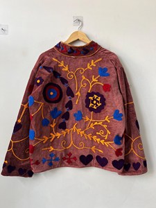 Chaqueta Bomber de Terciopelo Suzani Acolchada y Tejida a Mano |   Abrigo Boho Bordado con Detalle de Letras |   Ecológico, de Lujo y Étnico - Product Image 4