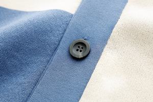 เสื้อคาร์ดิแกนคอวีแบบมินิมอล ระบายอากาศได้ดี แขนลายทางสำหรับผู้ชาย เสื้อถักแบบวาร์ซิตี้ติดกระดุม คุณภาพสูง - Product Image 4