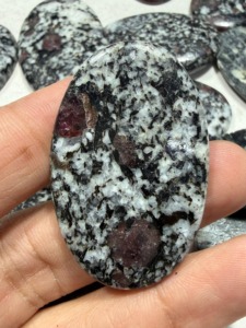 Rubis naturel ovale cabochon poli, pierre précieuse non montée pour la création de bijoux - Product Image 3