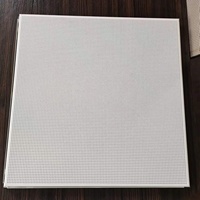 Dalles de plafond suspendu en aluminium à installation facile avec système de grille en T, ignifuges et résistantes à l'humidité, pour la décoration intérieure