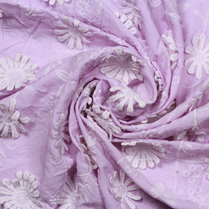 Tela de Algodón Lavanda Premium con Bordado 3D – Material con Motivo Floral Texturizado para Prendas de Vestir y Decoración del Hogar - Product Image 4