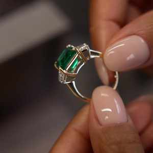 Bague classique en or massif 14 carats avec émeraude verte taille Asscher et moissanite colombienne, idéale pour un anniversaire de mariage ou comme cadeau d'anniversaire - Product Image 3