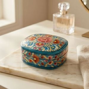 Boîte à souvenirs ronde en turquoise de qualité supérieure avec médaillon central en forme de rose et feuillage doré, illustrant les styles cachemiriens des Indiens - Product Image 4