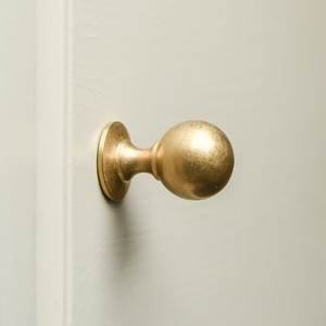 Pomo de latón pulido duradero para cajones y gabinetes, fácil de usar, personalizable, pomo metálico hecho a mano, moderno, para interiores de hotel. - Product Image 5
