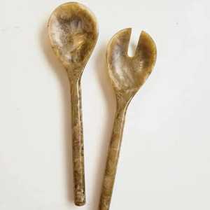 Juego de Servidores de Ensalada de Resina Hechos a Mano Urban Feast, Par de Cucharas de Diseño para Comedor - Product Image 4