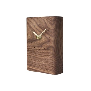 VENTE CHAUDE Horloge rectangulaire en bois simple avec des marqueurs d'heures discrets pour les intérieurs modernes et propres À VENDRE - Product Image 1