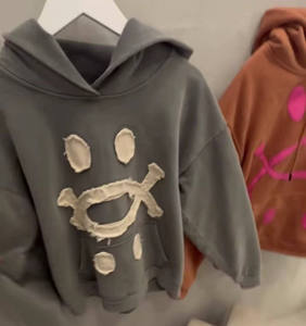 Sudadera con Capucha de Diseño con Pedrería, Sudadera de Lujo con Cristales Brillantes, Ropa de Moda Urbana Moderna, Estilo Vintage con Pedrería - Product Image 5