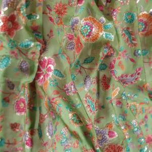 Tela premium con estampado y bordado, un textil moderno diseñado para colecciones de moda y prendas elegantes. Esta tela... - Product Image 4