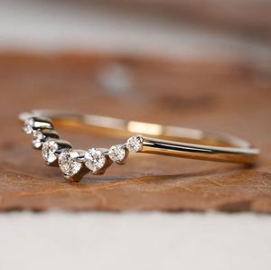 Anillo de Boda Apilable de Lujo para Mujer, con Banda Curva y Moissanita de Corte Brillante, en Plata de Ley 925 Chapada en Oro - Product Image 3