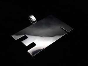 จี้เงินแท้ 925 ประดับโมอิสซาไนต์ รูปทรงเหรียญกลมขนาดใหญ่ 3 นิ้ว สไตล์ฮิปฮอป พร้อมโลโก้สั่งทำพิเศษ ความใสระดับ VVS ตัวเรือนแบบ Claw Setting - Product Image 3