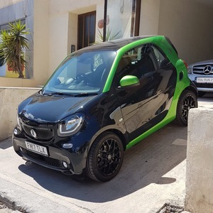 Smart Fortwo Eléctrico Global Supply: Hatchback Compacto con Aspecto Elegante, Interior Confortable y Estacionamiento Fácil - Product Image 3
