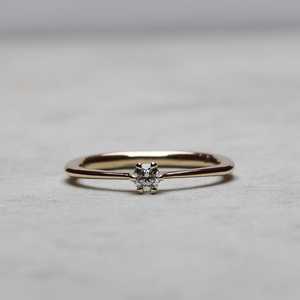 Bague Solitaire Empilable en Or Massif 14k 18k avec Diamant de Laboratoire Rond Sertie à Griffes, Minimaliste et Délicate, pour Promesse ou Anniversaire, Bijoux Fins - Product Image 1