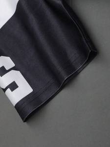 Camiseta Deportiva Unisex Extra Grande 23 Negra y Blanca, Transpirable, de Malla, Sublimada, Estilo Urbano, Marca Privada, Venta al Por Mayor - Product Image 3