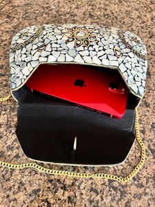 Bolso de hombro hecho a mano con mosaico dorado, con incrustaciones de metal y correa de cadena, ideal para fiestas y atuendos étnicos. - Product Image 4