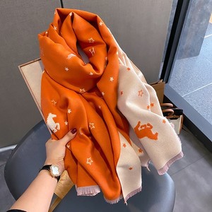 ผ้าพันคอพัชมีนาผ้าวอร์สเตดสองด้านสำหรับผู้หญิง ลายดอกคามิลเลีย ลายเรขาคณิต สีแดง ผ้าคลุมไหล่แคชเมียร์ ระบายอากาศได้ดี เหมาะสำหรับฤดูหนาว - Product Image 2