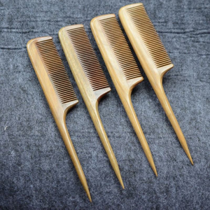 Peigne à dents fines en bois de santal vert, anti-statique, à manche ondulé, par blossom craft india - Product Image 3
