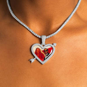 Collar con Colgante de Corazón con Foto Personalizada |   Colgante con Foto de Recuerdo Decorado con Cristales |   Colgante de Corazón Personalizado de Plata Estilo Hip Hop - Product Image 2